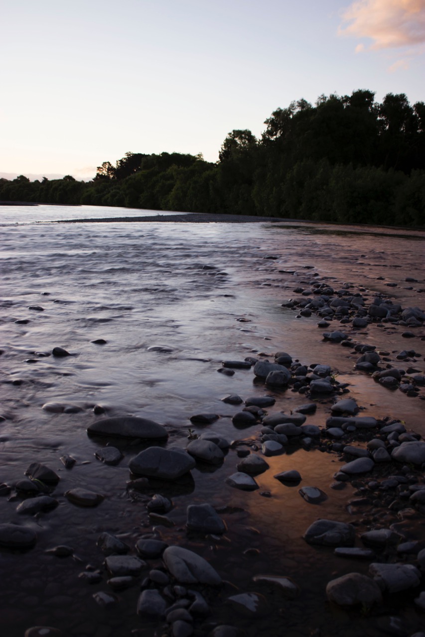 Fluss in Dämmerung